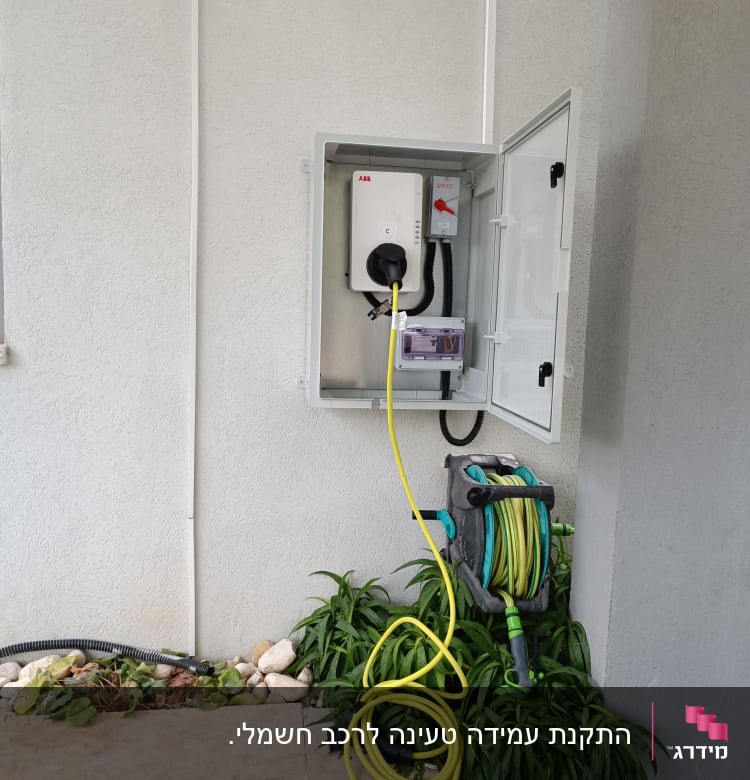 תיבת חשמל פתוחה עם כבלים צהובים מחוברים